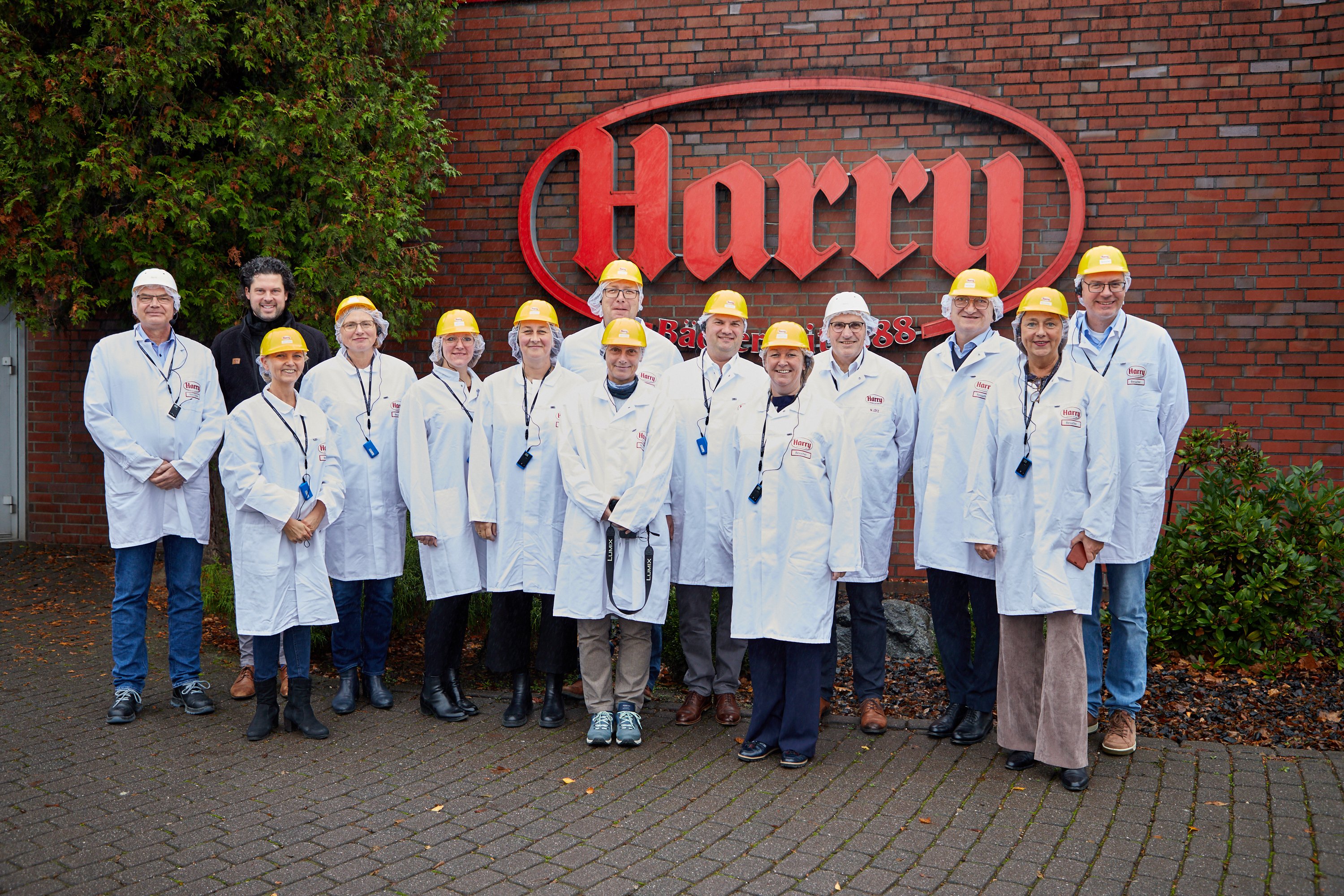 Gesamte Gruppe vor dem Logo der Harry-Großbäckerei in Wiedemar